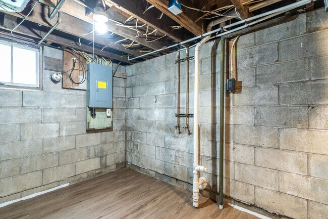 Building Photo - 3 Bedroom Home Available Now!