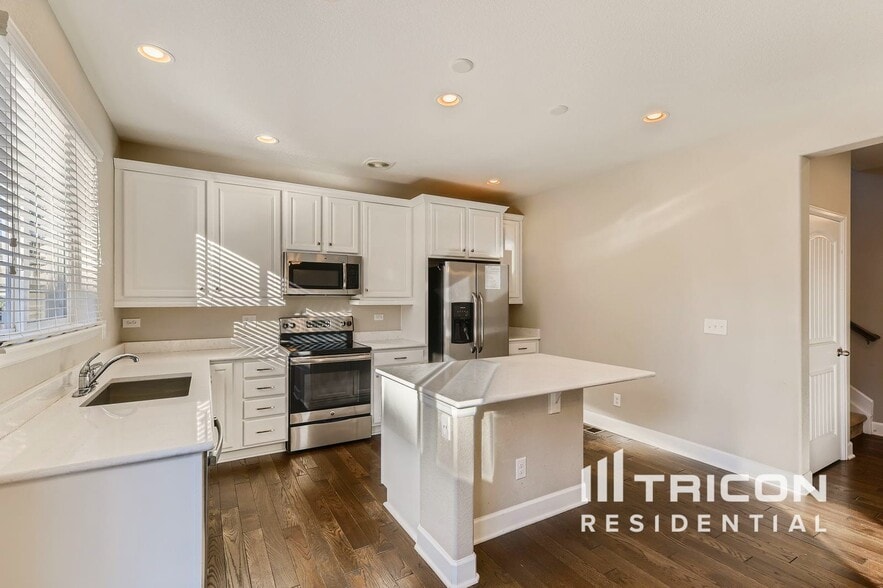 Building Photo - 7773 Oasis Dr
