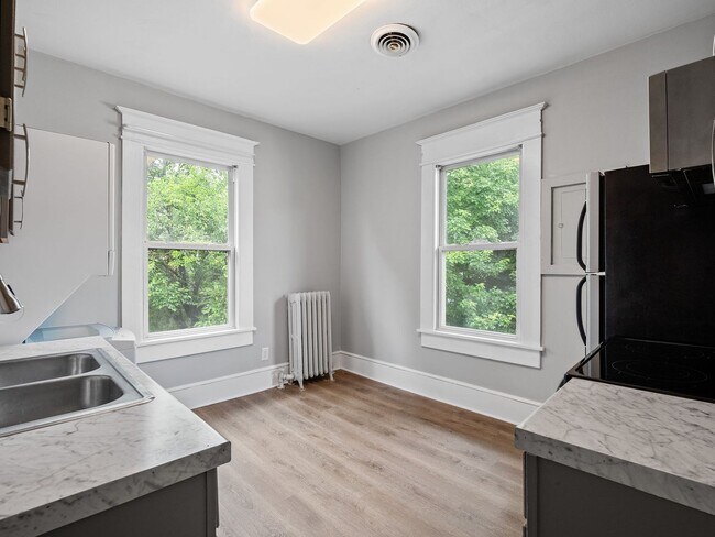Building Photo - 926 Winona Ave SW