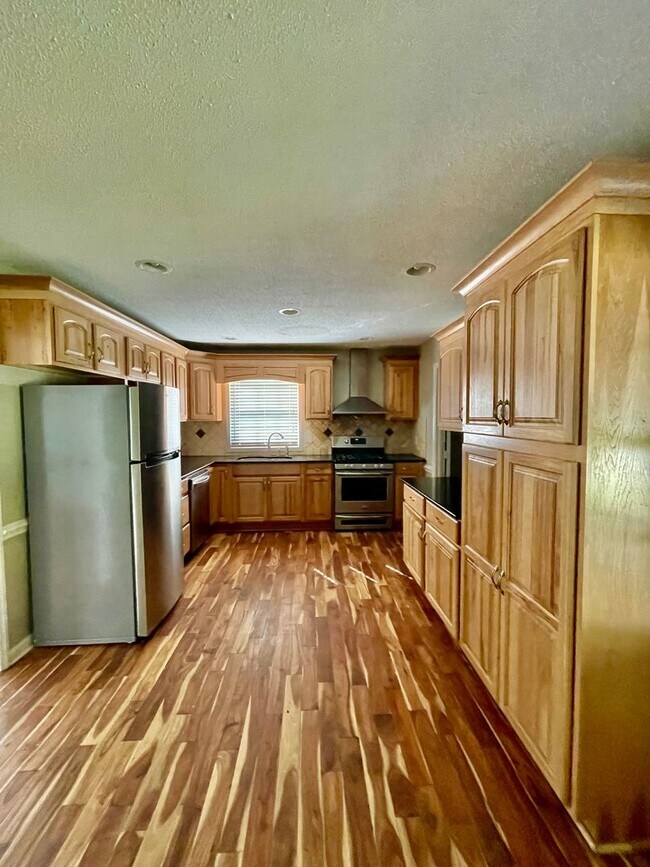 Building Photo - Welcome to view, a charming 4-bedroom, 2-bathroom home located in the heart of Charlotte, NC.