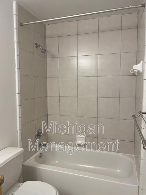 Building Photo - 2735 E Maple Rd