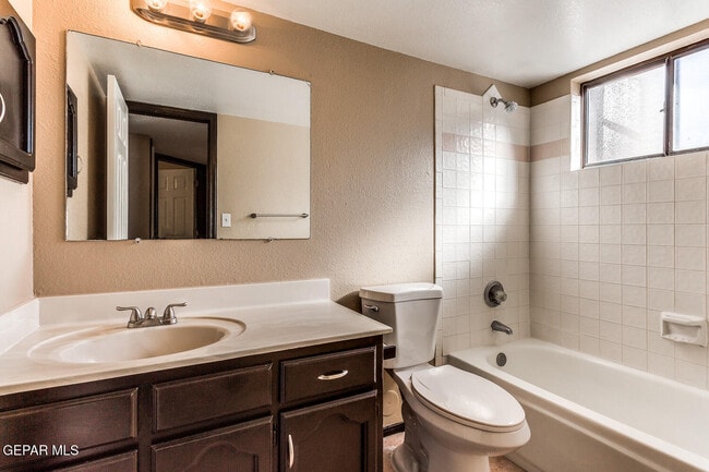 Building Photo - 4352 Loma De Brisas Dr