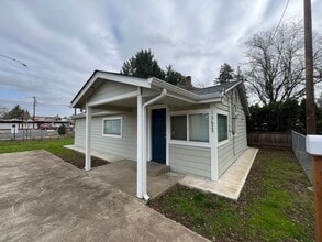 Building Photo - 2 Bed 1 Bath home in Powellhurst-Gilbert! In Unit Laundry and Private yard!