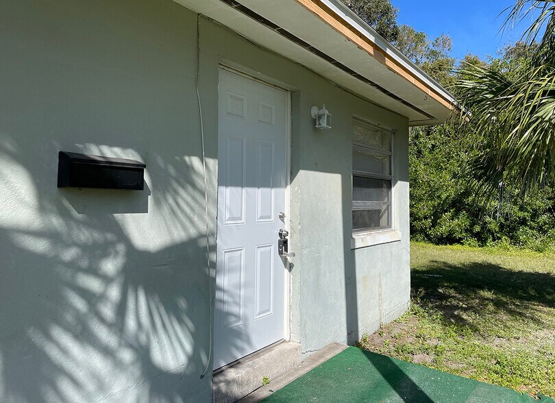 Building Photo - 810 Palm Bluff St