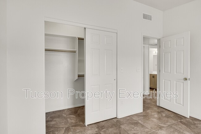 Building Photo - 2666 N Winstel Blvd