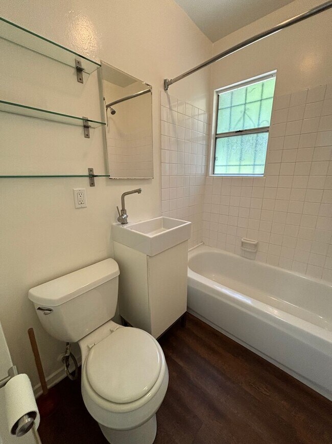 Building Photo - Sunset Drive, 4363-4377