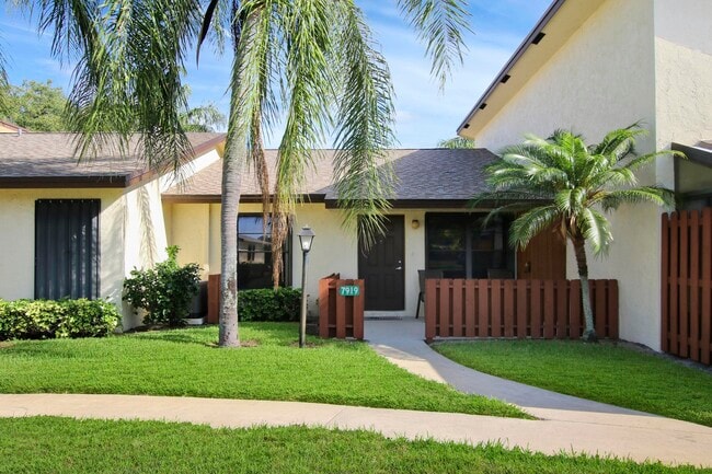 Building Photo - 7919 SE Villa Cir