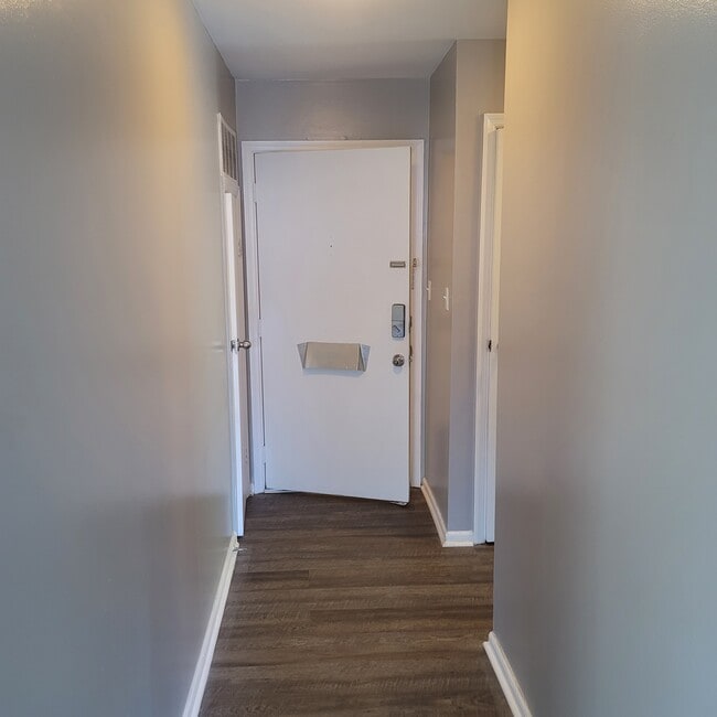 Building Photo - 991 Manor Ln