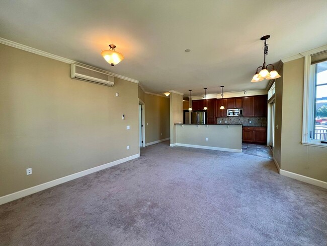 Building Photo - Spacious 2 Bedroom Condo in Fairhaven!