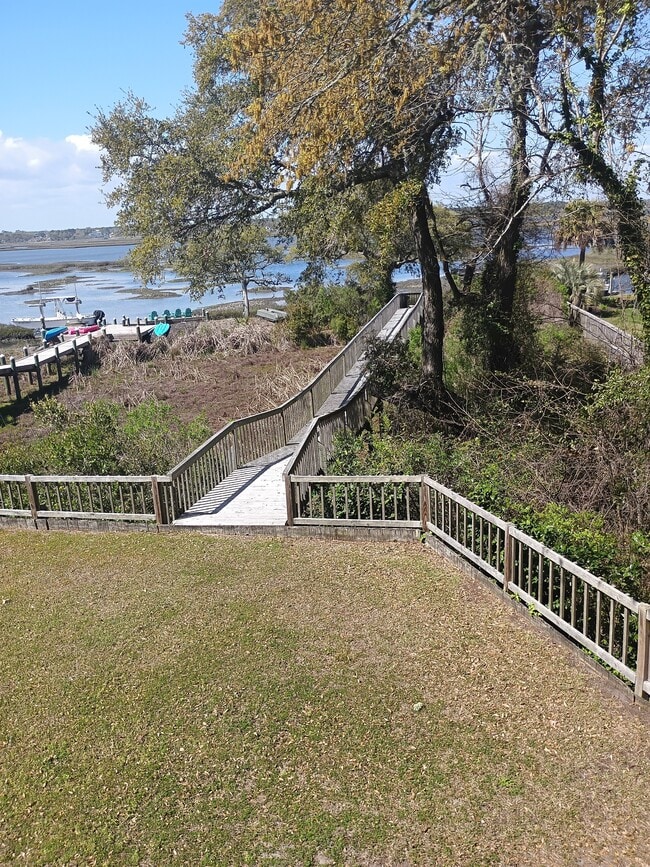 Building Photo - 111 S Oak Ct