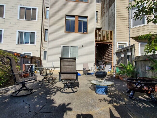 Building Photo - 833-833 24th Ave