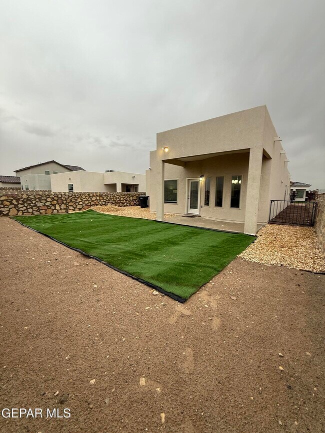 Building Photo - 13841 Paseo Central Ave