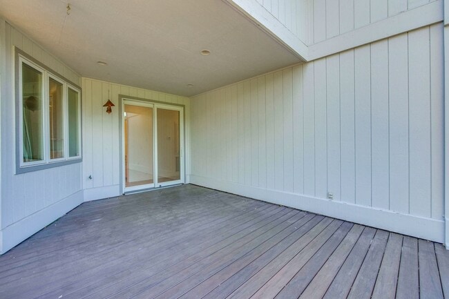 Building Photo - Large 3,767 sqft home on a 10,000 sqft lot- 2 bed located on 1st floor w/ separate entrance - Top...