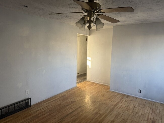 Building Photo - Upstairs Unit in Prime West Valley Location!