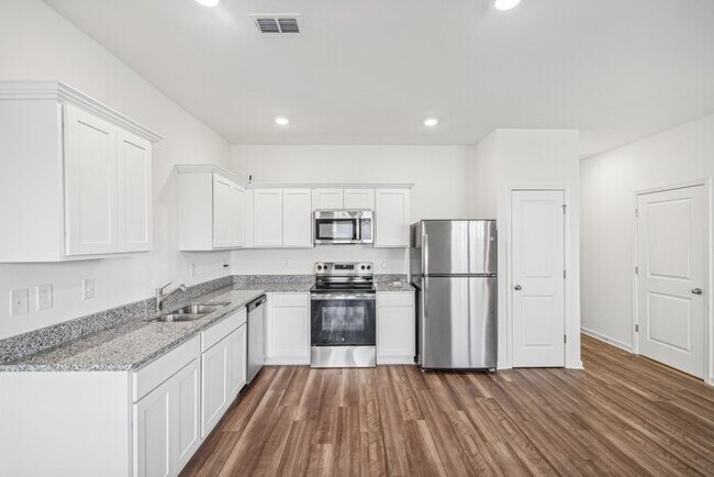 Building Photo - Fantastic 3bd/2ba home! Let yourself in!