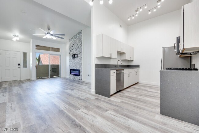Building Photo - 2305 W Horizon Ridge Pkwy