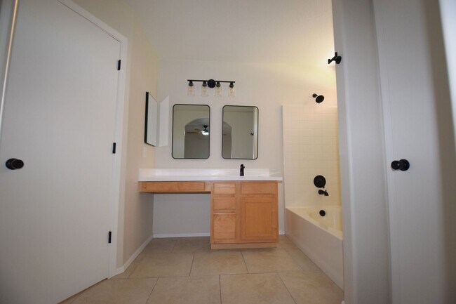 Building Photo - 4307 E Meadow W Ln