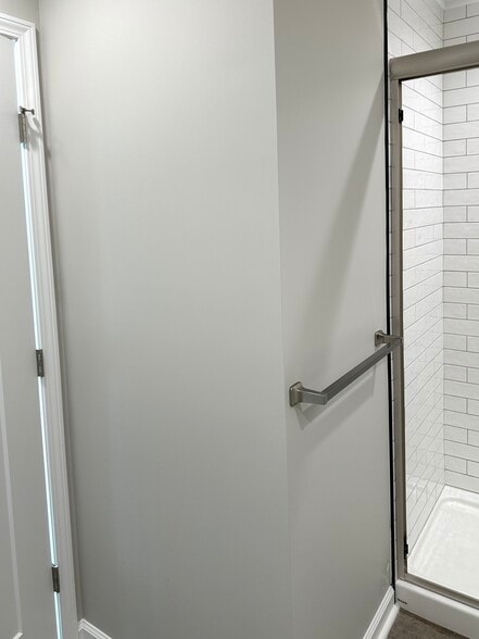 Towel bar - 2217 Kenwood Blvd SE