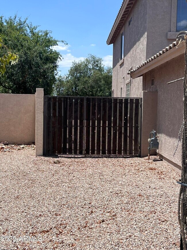 Building Photo - 2610 S Moccasin Trail