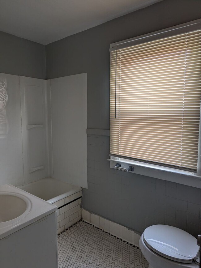 Building Photo - 9341 Roselawn- 3 BEDS & 1.5 BATH FOR RENT!