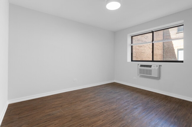 Building Photo - 6134 N Kenmore Ave