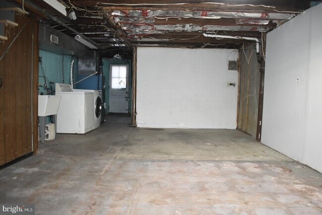 Building Photo - 7305 Woodcrest Ave