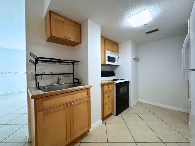 Building Photo - 2630 SW 28th St