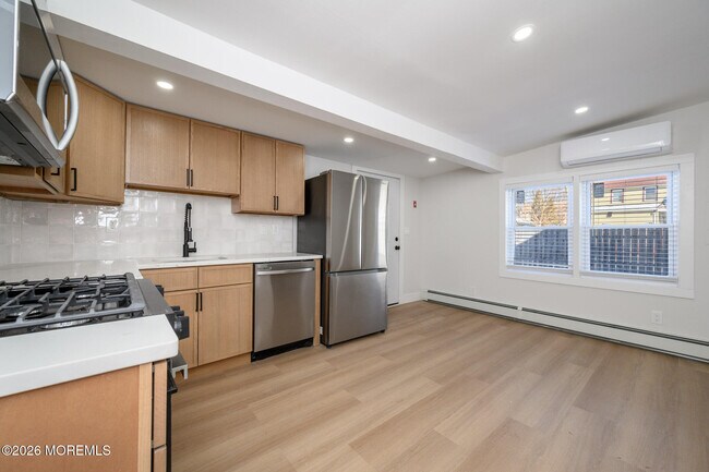 Building Photo - 8 Orchard St