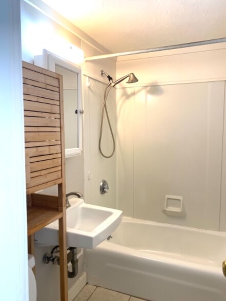 Building Photo - 339 Village St