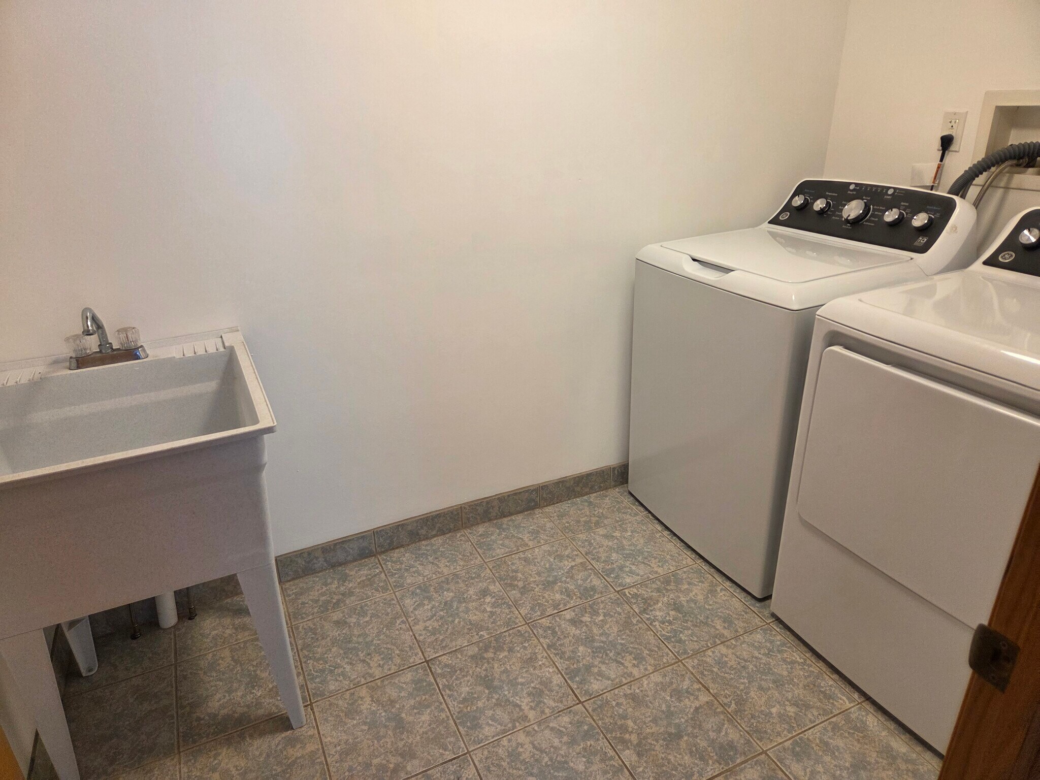 Landry room - 2554 William Penn Ave