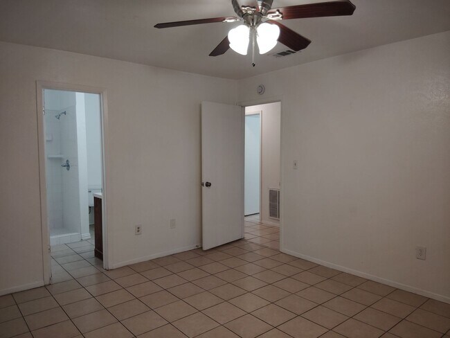 Building Photo - 543-545 Canary Lane