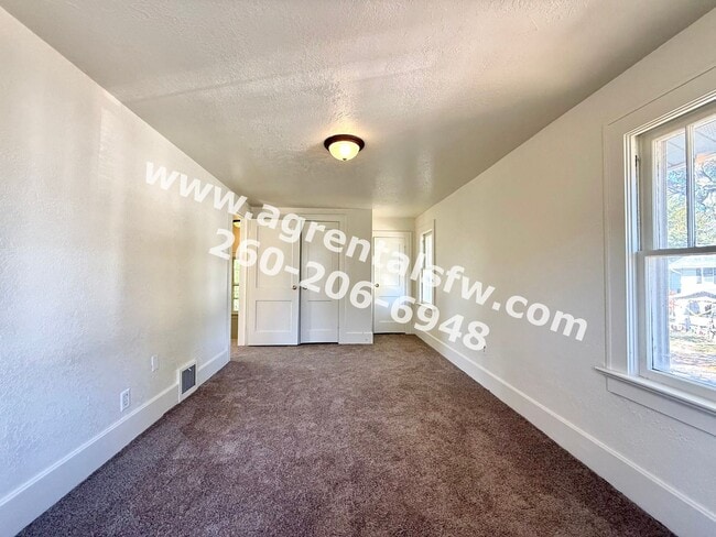 Building Photo - 2 Bedroom House