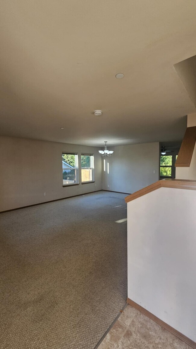 Building Photo - 1562 Packwood Ave