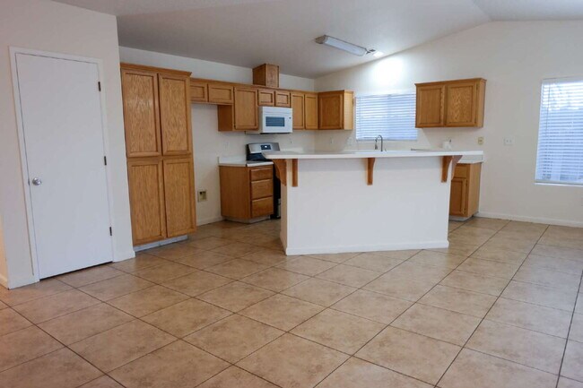 Building Photo - Cute! 4 bedroom, 2 bath Home in Bakersfield