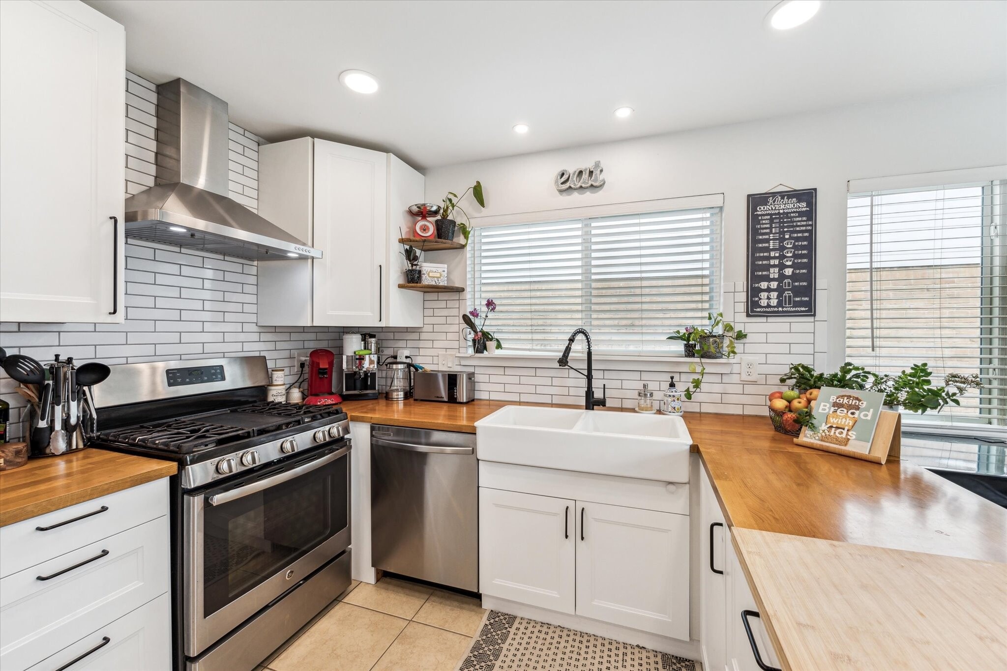 Fully renovated kitchen - view 2 - 13511 Windchase Ct