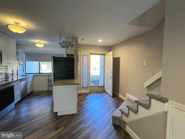 Building Photo - 42 Landmark Dr