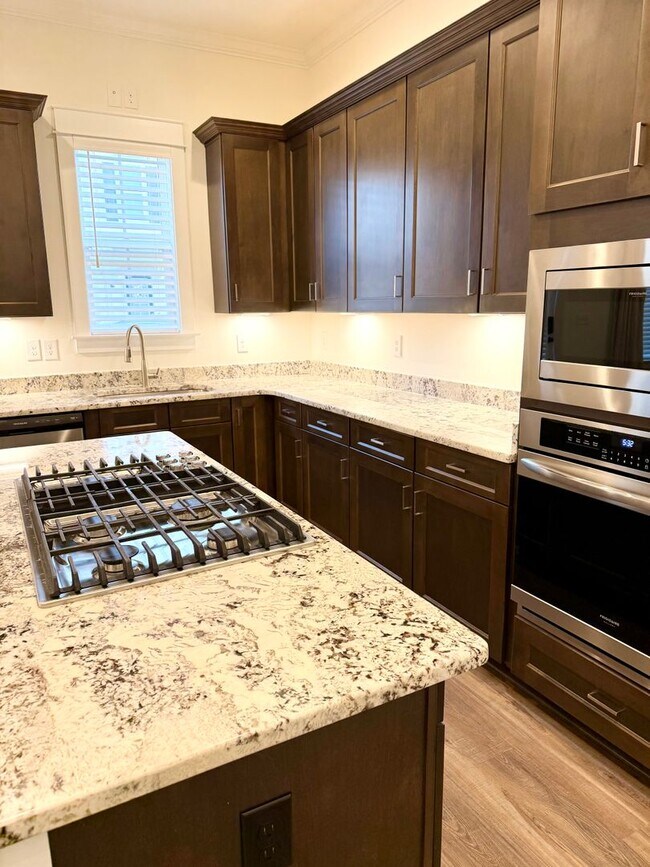 Building Photo - Upscale Townhome in Market Common! MOVE-IN READY!