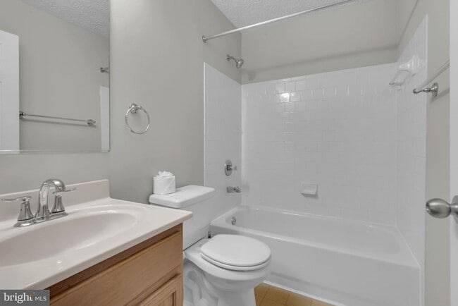 Building Photo - 10 Ironstone Ct