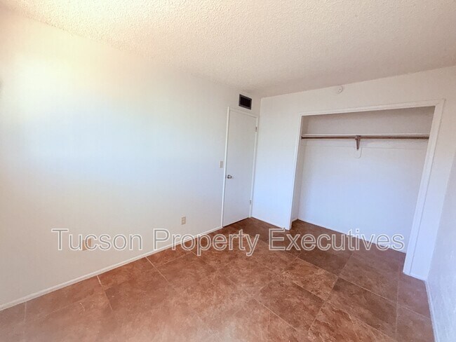 Building Photo - 4243 E Lee St