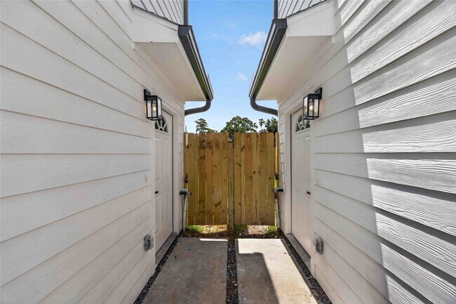 Building Photo - 8208 Sterlingshire St