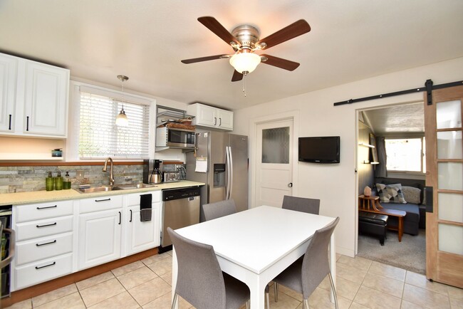 Building Photo - Cute 2 Bed 1 Bath Home in Salt Lake City!