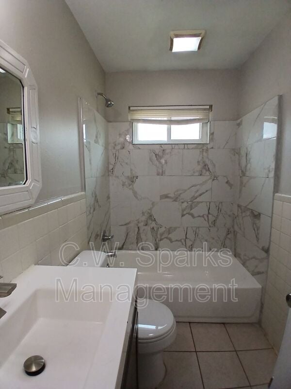 Building Photo - 706 Goldwood Dr