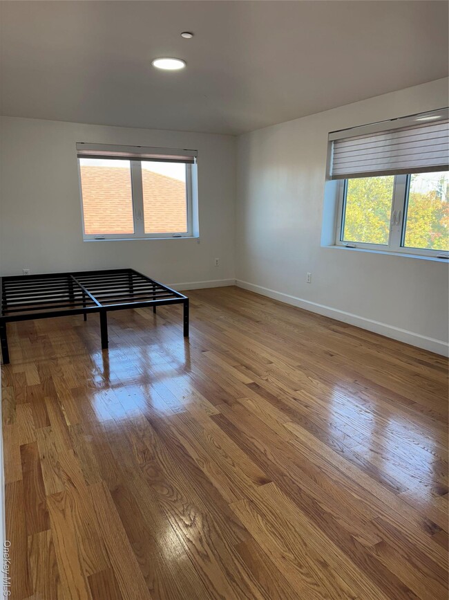 Building Photo - 132-25 57th Ave