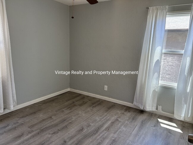 Building Photo - New On The Rental Market This Nice Single Story 3 Bedroom Home!!!