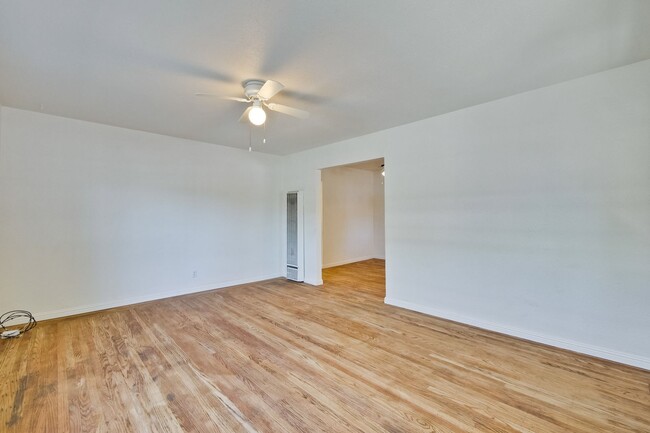 Building Photo - Duplex in Mountain View -  hardwood floors...