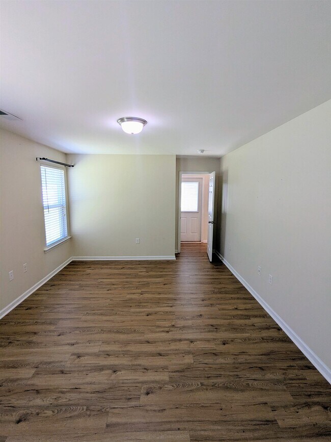 Building Photo - 1328 Valor Rd