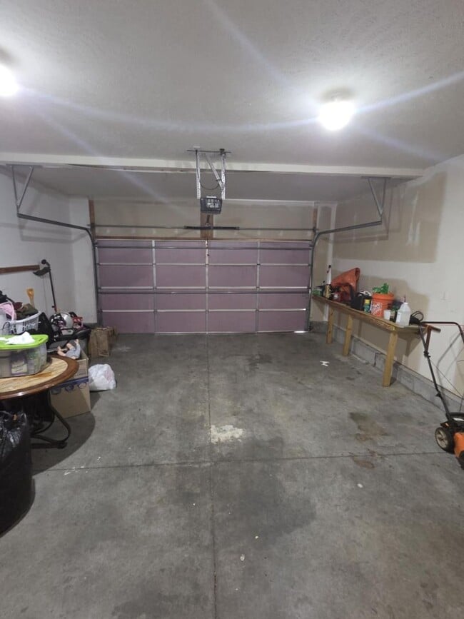 Building Photo - Large family corner lot home for rent!