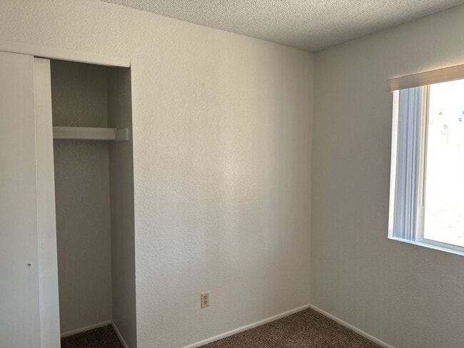 Building Photo - Unfurnished Full Time