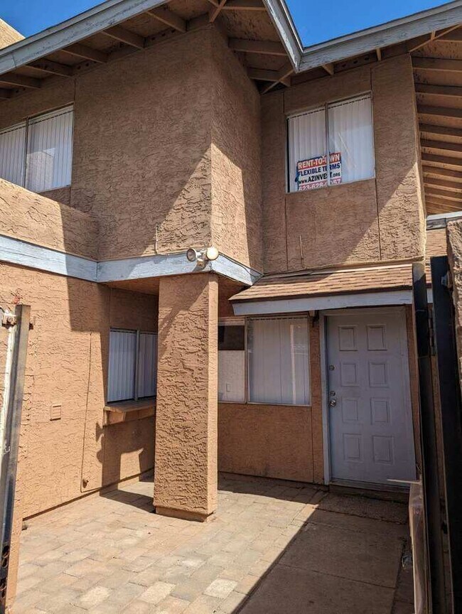 Building Photo - MOVE IN READY!!! TOWNHOME!! 2 BEDROOMS 2.5...