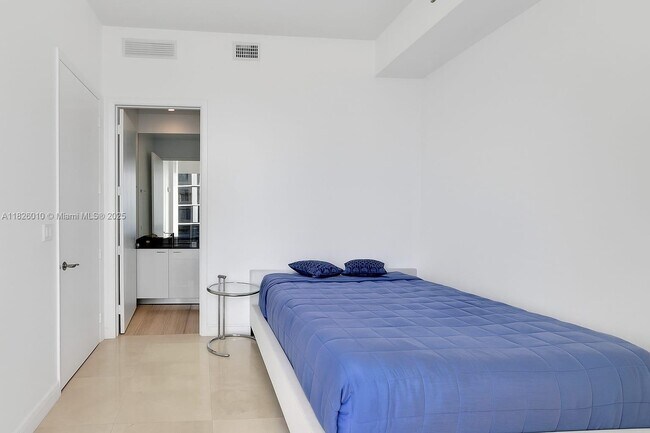 Building Photo - 15811 Collins Ave